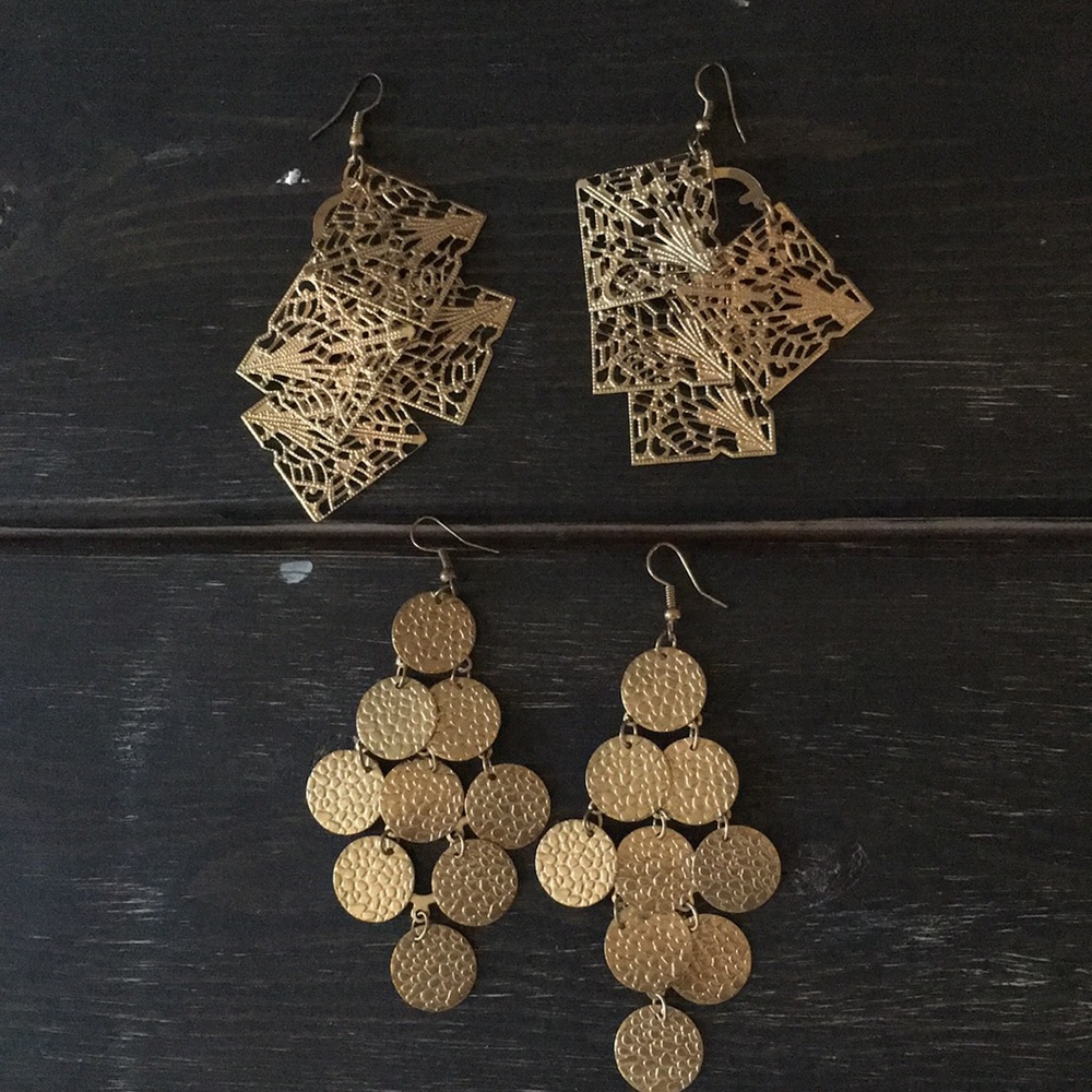 Gold tone dangly earrings 😍